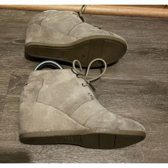 TOM'S Taupe Suede Lace Up Wedge Ankle Bootie Boots Womens Size 6 Model 741115 - Picture 10 of 12